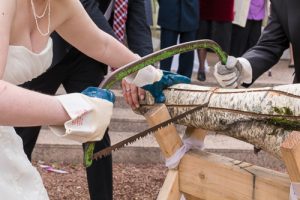 baumstammsägen auf einer hochzeit