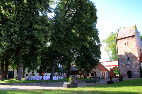 innenhof wasserburg gommern