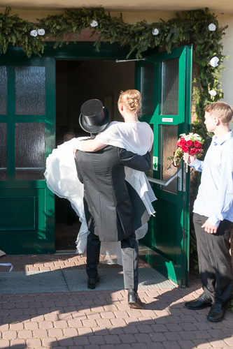 bräutigam trägt braut über türschwelle hochzeit immekath dj altmark